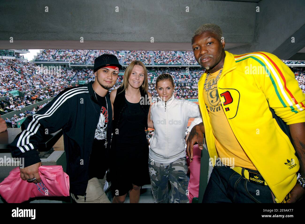 US-Sänger Billy Crawford mit seiner Freundin Marie Courchinoux und Französisch Fußballer Djibril Cisse mit seiner Frau Jude Pose in Adidas Stand während der Französisch Tennis Open in Roland-Garros Arena, in Paris, Frankreich, am 3. Juni 2006. Foto von Gouhier-Nebinger-Zabulon/Cameleon/ABACAPRESS.COM Stockfoto