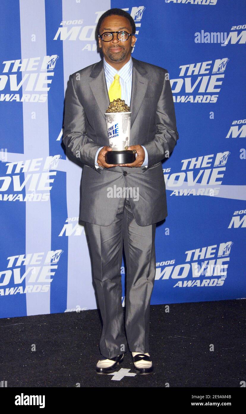 Regisseur Spike Lee posiert mit seinem Silver Bucket of Excellence Award für den Film Do the Right Thing im Presseraum bei den MTV Movie Awards 2006, die am 3. Juni 2006 in den Sony Pictures Studios in Culver City, CA, USA, ausgetragen werden. Foto von Brandon Rocco/ABACAPRESS.COM Stockfoto