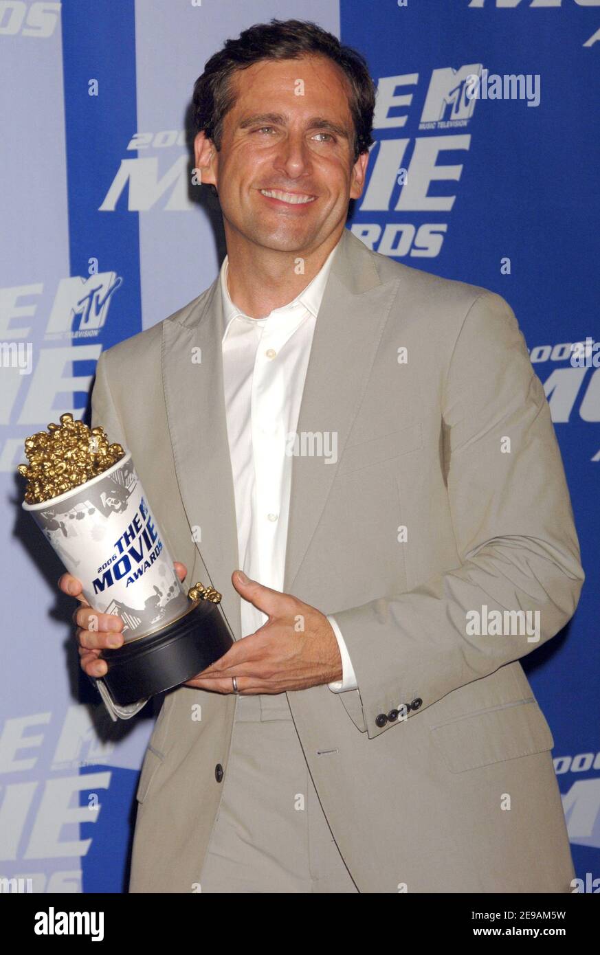 "Schauspieler Steve Carell posiert mit seinem ''Best comedic Performance'' Award für den Film The 40-Year Old Virgin im Presseraum bei den MTV Movie Awards 2006, die am 3. Juni 2006 in den Sony Pictures Studios in Culver City, CA, USA, ausgetragen wurden. Foto von Brandon Rocco/ABACAPRESS.COM' Stockfoto