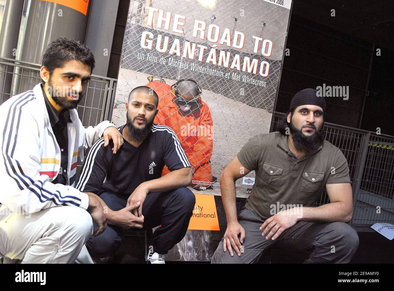 L zu R: Asif Iqbal, Ruhel Ahmed und Shafiq Rasoul posieren vor der französischen Premiere von "The Road to Guantanamo" unter der Regie von Michael Wintterbottom am UGC Bercy in Paris am 6. Juni 2006. Foto von Bruno Klein /ABACAPRESS.COM Stockfoto