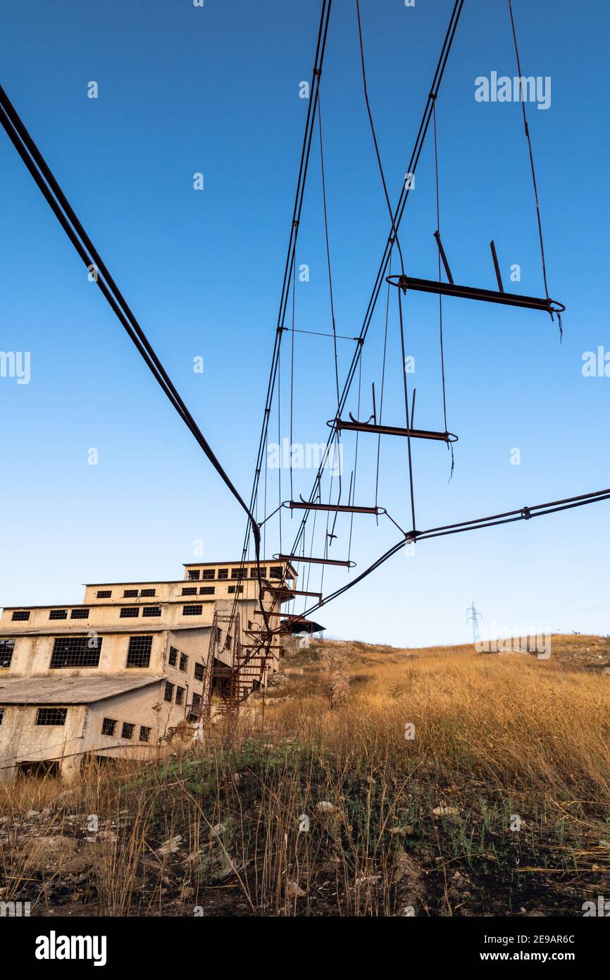 Verlassene Gebäude und Maschinen des Bergbaukomplexes Trabia Tallarita in Riesi, in der Nähe von Caltanissetta, Italien Stockfoto