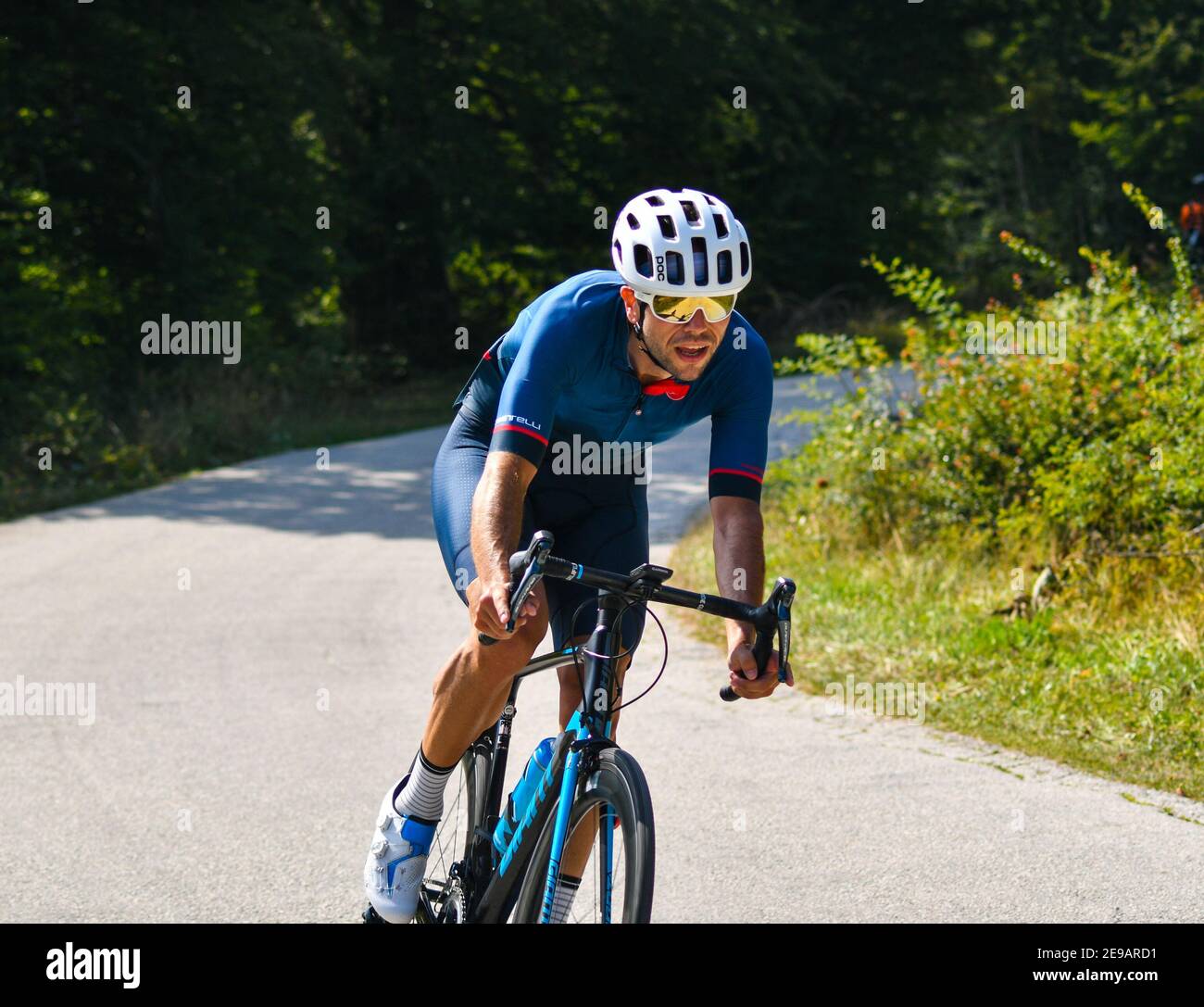 Mavrovo, Mazedonien, September 08 2020. Das Zeitfahrrad-Rennen fand im hügeligen Gelände von Mavrovo statt, für Profi- und Amateurfahrer. Stockfoto