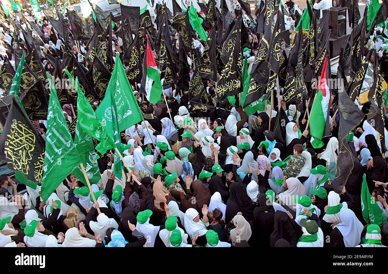 Palästinensische Frauen, die die Hamas und den Islamischen Dschihad unterstützen, versammeln sich am Samstag, den 10. Juni 2006, bei einer Kundgebung gegen die Einberufung eines Referendums durch den palästinensischen Präsidenten Mahmoud Abbas vor dem Legislativrat in Gaza-Stadt, Palästina. Abbas erklärte, er werde am 26. Juli ein Referendum über die Errichtung eines palästinensischen Staates an der Seite Israels abhalten, gegen das sich die Hamas entschieden ausspricht. Foto von Mohamed Atta/ABACAPRESS.COM Stockfoto