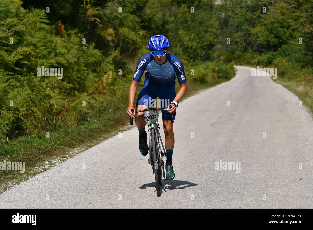 Mavrovo, Mazedonien, September 08 2020. Das Zeitfahrrad-Rennen fand im hügeligen Gelände von Mavrovo statt, für Profi- und Amateurfahrer. Stockfoto