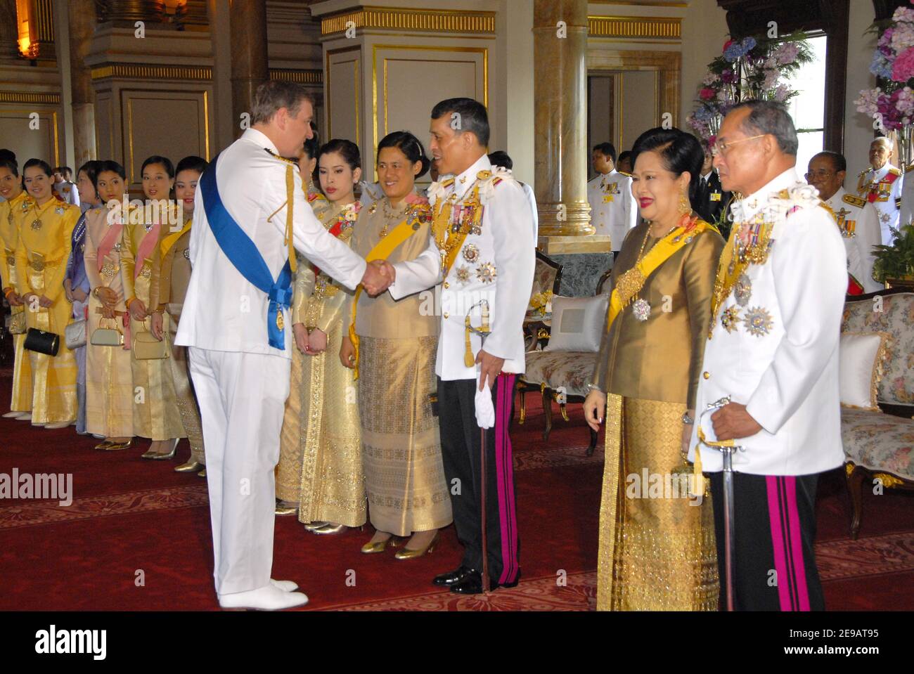 Thailands König Bhumibol Adulyadej (R) begrüßt seine Königliche Hoheit Prinz Andrew, den Herzog von York, am 12. Juni 2006 in der Ananda Samakhom Thronhalle in Bangkok. Eine glitzernde Flottille königlicher thailändischer Lastkähne wird am Montag an Königshäusern aus 25 Nationen vorbeigleiten, um das Diamantenjubiläum von Thailands König Bhumibol Adulyadej zu ehren. Foto von Patrick Durand/ABACAPRESS.COM Stockfoto