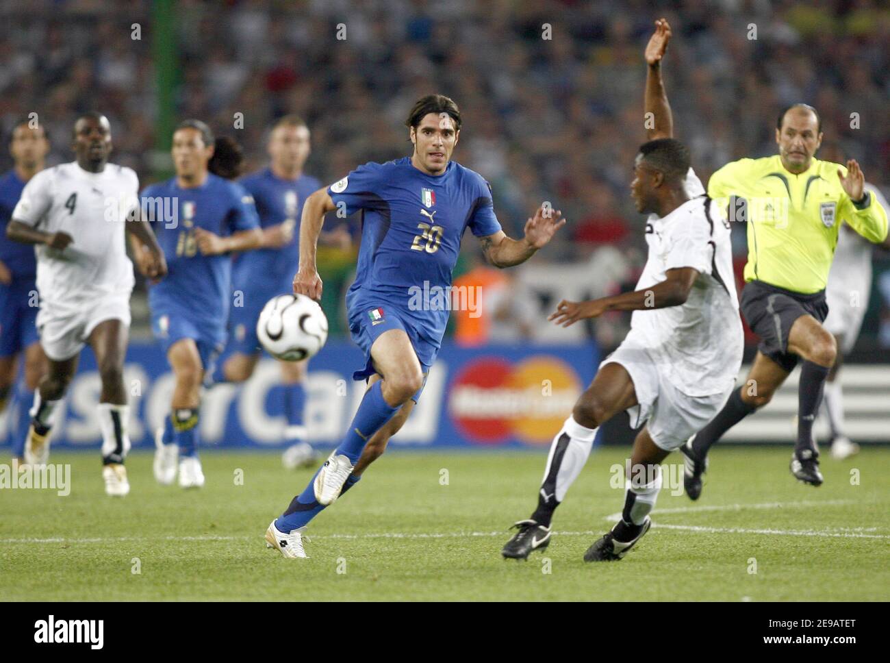 Die Italienerin Simone Perrotta während der WM 2006, Gruppe E, Italien und Ghana am 12. Juni 2006 in Hannover, Deutschland. Italien gewann 3-0. Foto von Christian Liewig/ABACAPRESS.COM Stockfoto