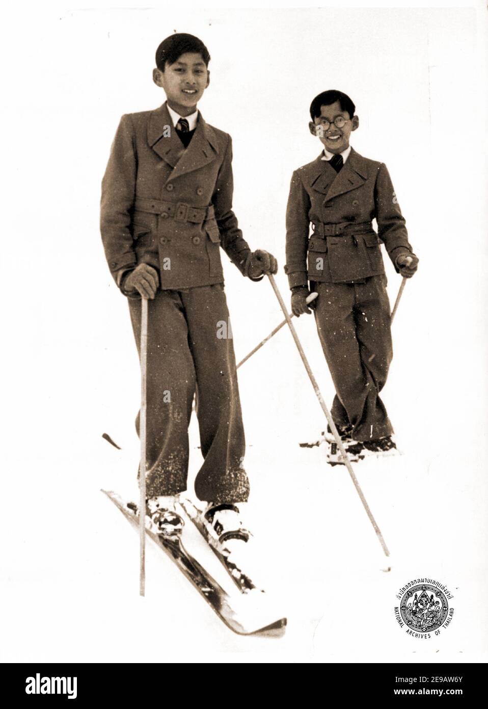 Undatierte Aufnahme von König Bhumibol Adulyadej von Thailand (r) mit seinem Bruder Ananda Mahidol (König Rama VIII) beim Skifahren in Arosa, Schweiz. Foto von ABACAPRESS.COM Stockfoto