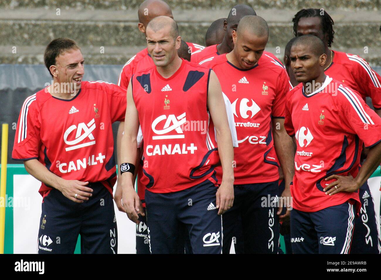 Franck Ribery, Zinedine Zidane, Thierry Henry und Florent Malouda während einer Trainingseinheit im Weserbergland-Stadion in Hameln, Norddeutschland, am 15. Juni 2006. In der ersten Runde der Weltmeisterschaft 2006 spielt Frankreich in der Gruppe G die Schweiz, Südkorea und Togo.Foto: Gouhier-Hahn-Orban/Cameleon/ABACAPRESS.COM Stockfoto