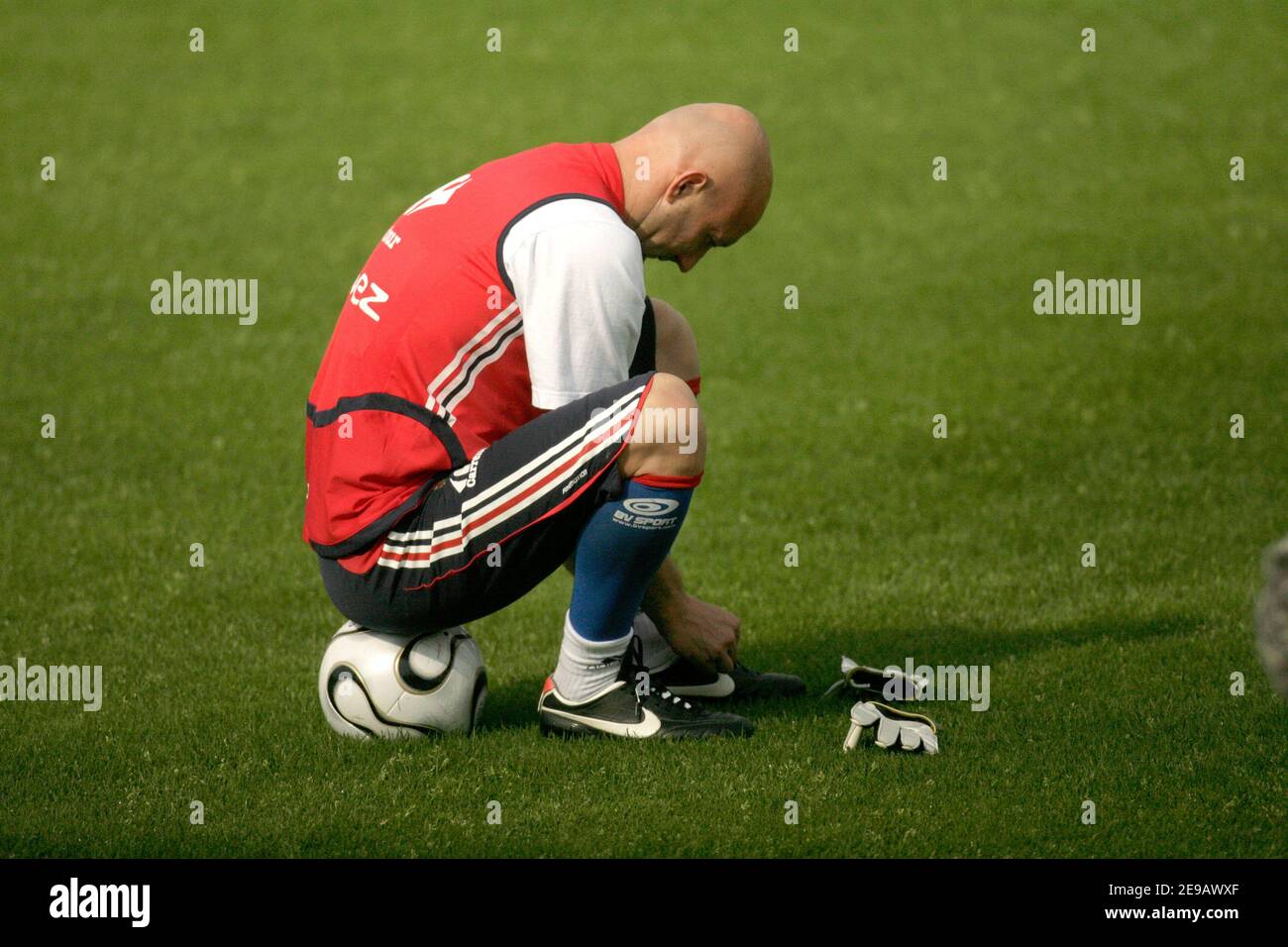 Frankreichs Torwart Fabien Barthez bei einem Training im Weserbergland-Stadion in Hameln am 15. Juni 2006. In der ersten Runde der Weltmeisterschaft 2006 spielt Frankreich in der Gruppe G die Schweiz, Südkorea und Togo.Foto: Gouhier-Hahn-Orban/Cameleon/ABACAPRESS.COM Stockfoto