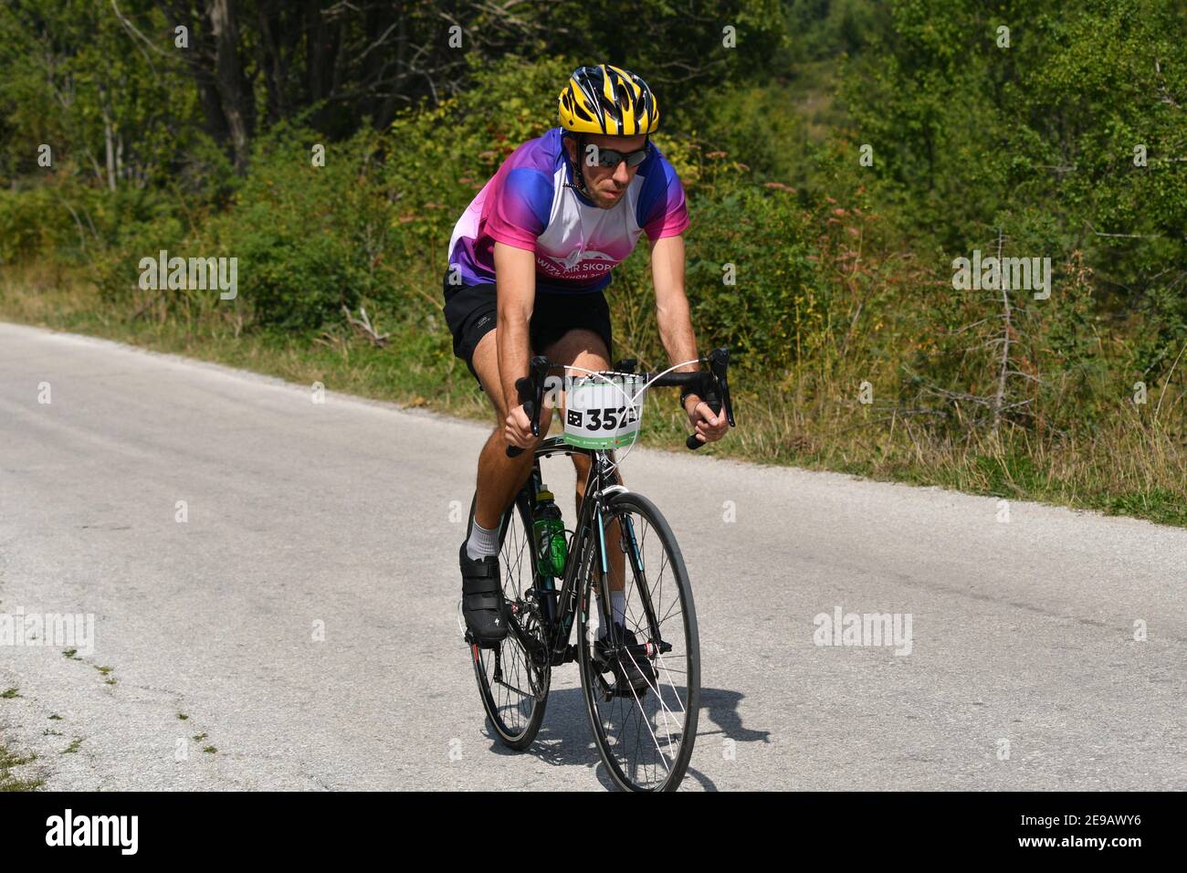 Mavrovo, Mazedonien, September 08 2020. Das Zeitfahrrad-Rennen fand im hügeligen Gelände von Mavrovo statt, für Profi- und Amateurfahrer. Stockfoto