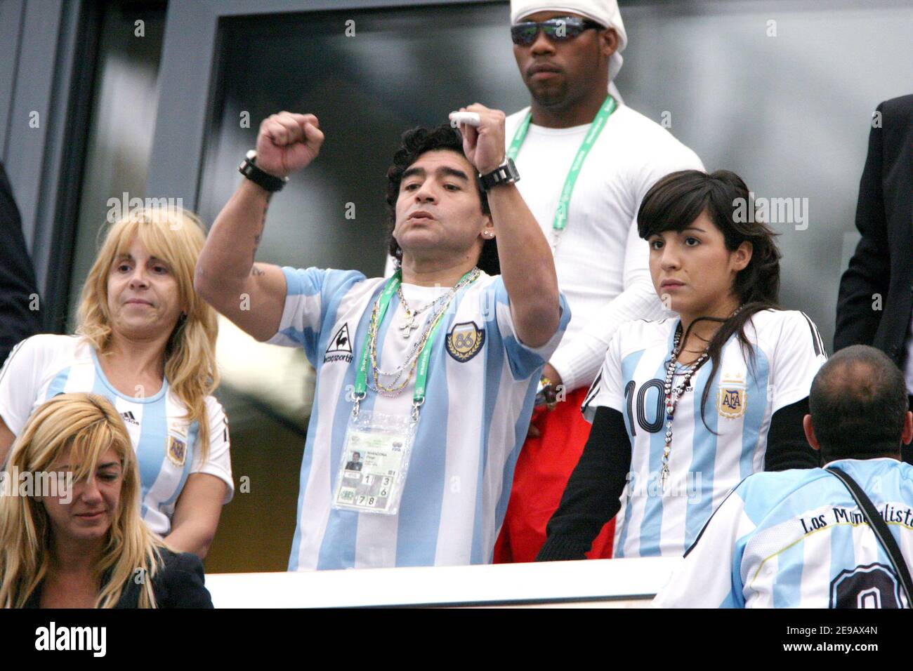 Die argentinische Fußballlegende Diego Armando Maradona, seine Ex-Frau Claudia und seine Tochter Dalma nehmen am 16. Juni 2006 an der WM 2006, GroupC, Argentinien gegen Serbien und Montenegro in der Arena AufSchalke in Gelsenkirchen Teil. Foto von Gouhier-Hahn-Orban/Cameleon/ABACAPRESS.COM Stockfoto