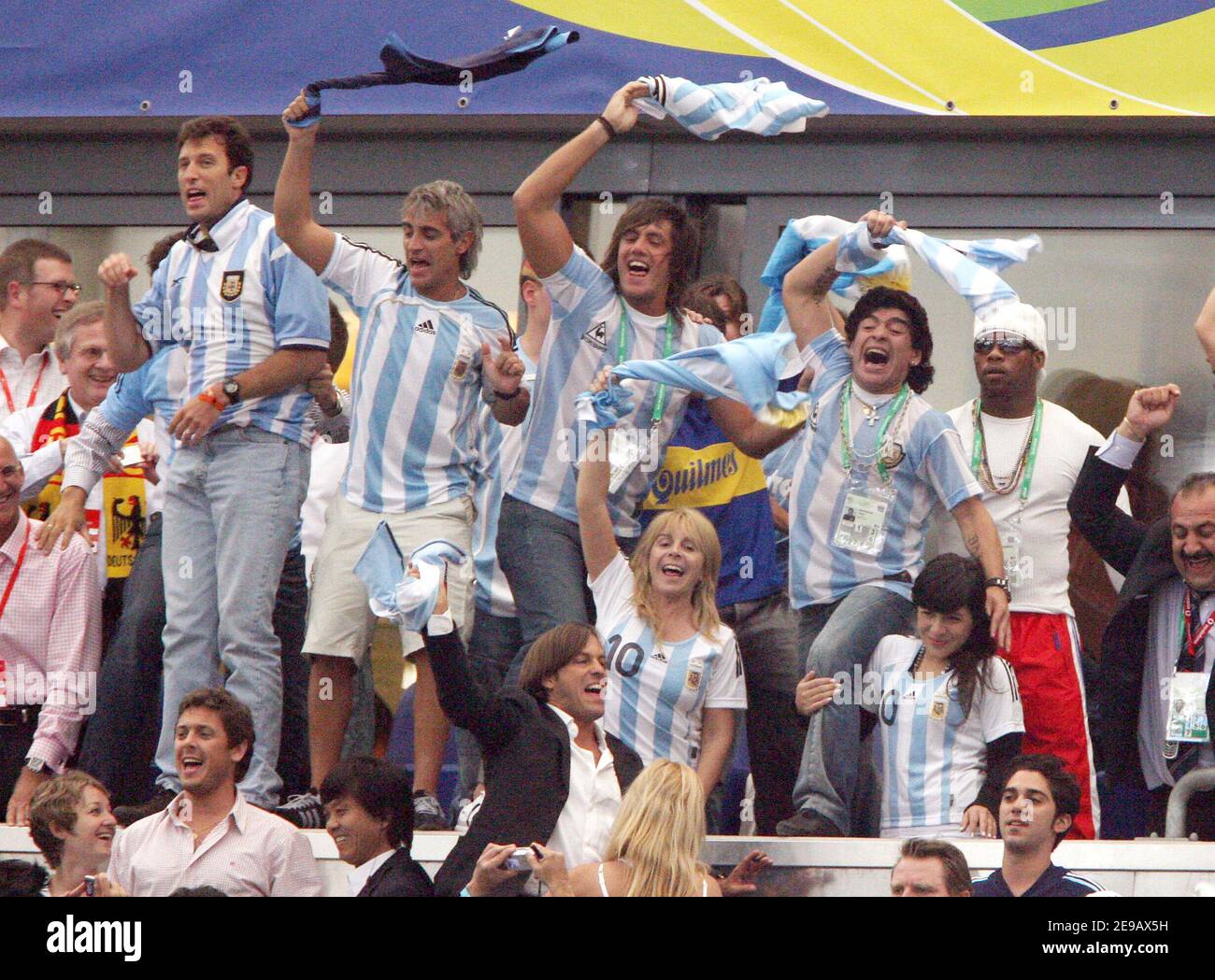 Die argentinische Fußballlegende Diego Armando Maradona, seine Ex-Frau Claudia und seine Tochter Dalma nehmen am 16. Juni 2006 an der WM 2006, GroupC, Argentinien gegen Serbien und Montenegro in der Arena AufSchalke in Gelsenkirchen Teil. Foto von Gouhier-Hahn-Orban/Cameleon/ABACAPRESS.COM Stockfoto