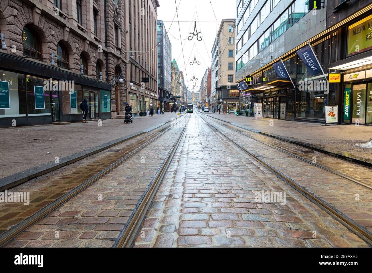 Finnland, Helsinki. 26. Januar 2021 Zentrale Straße im alten Helsinki. Aleksanterinkatu .Konzept historische Architektur .Zentrale Komposition. Hochwertige Fotos Stockfoto