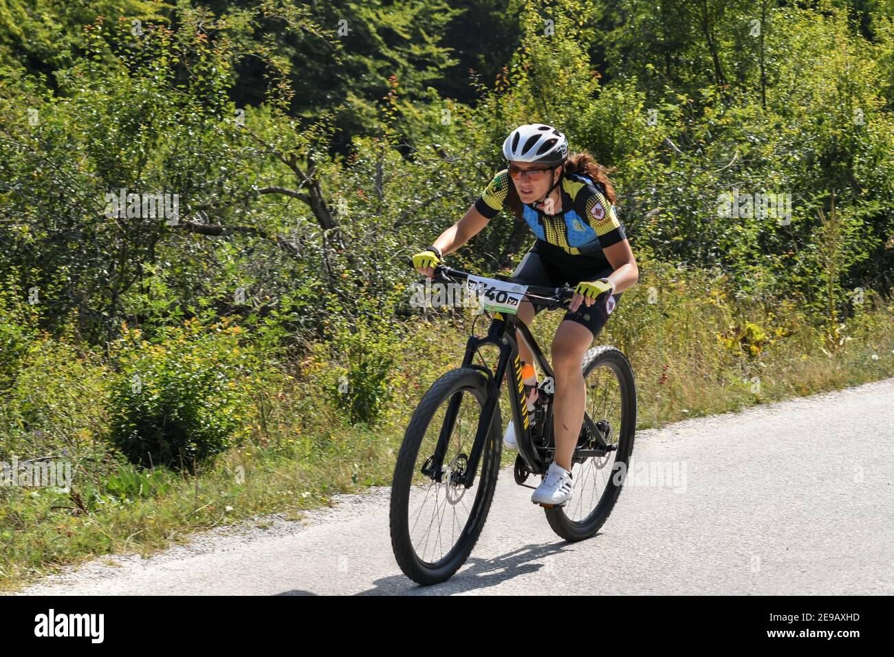 Mavrovo, Mazedonien, September 08 2020. Das Zeitfahrrad-Rennen fand im hügeligen Gelände von Mavrovo statt, für Profi- und Amateurfahrer. Stockfoto