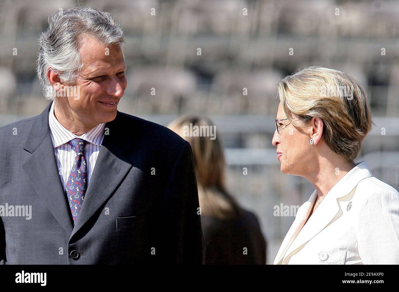 Der französische Präsident Jacques Chirac und der französische Premierminister Dominique De Villepin und der französische Verteidigungsminister Michele Alliot-Marie nehmen am 18. Juni 2006 anlässlich des 66th. Jahrestages des 18 Appells von General Charles de Gaulle an das französische Volk in Suresnes bei Paris am Mont Valerien Teil. Foto von Mehdi Taamallah/ABACAPRESS.COM Stockfoto