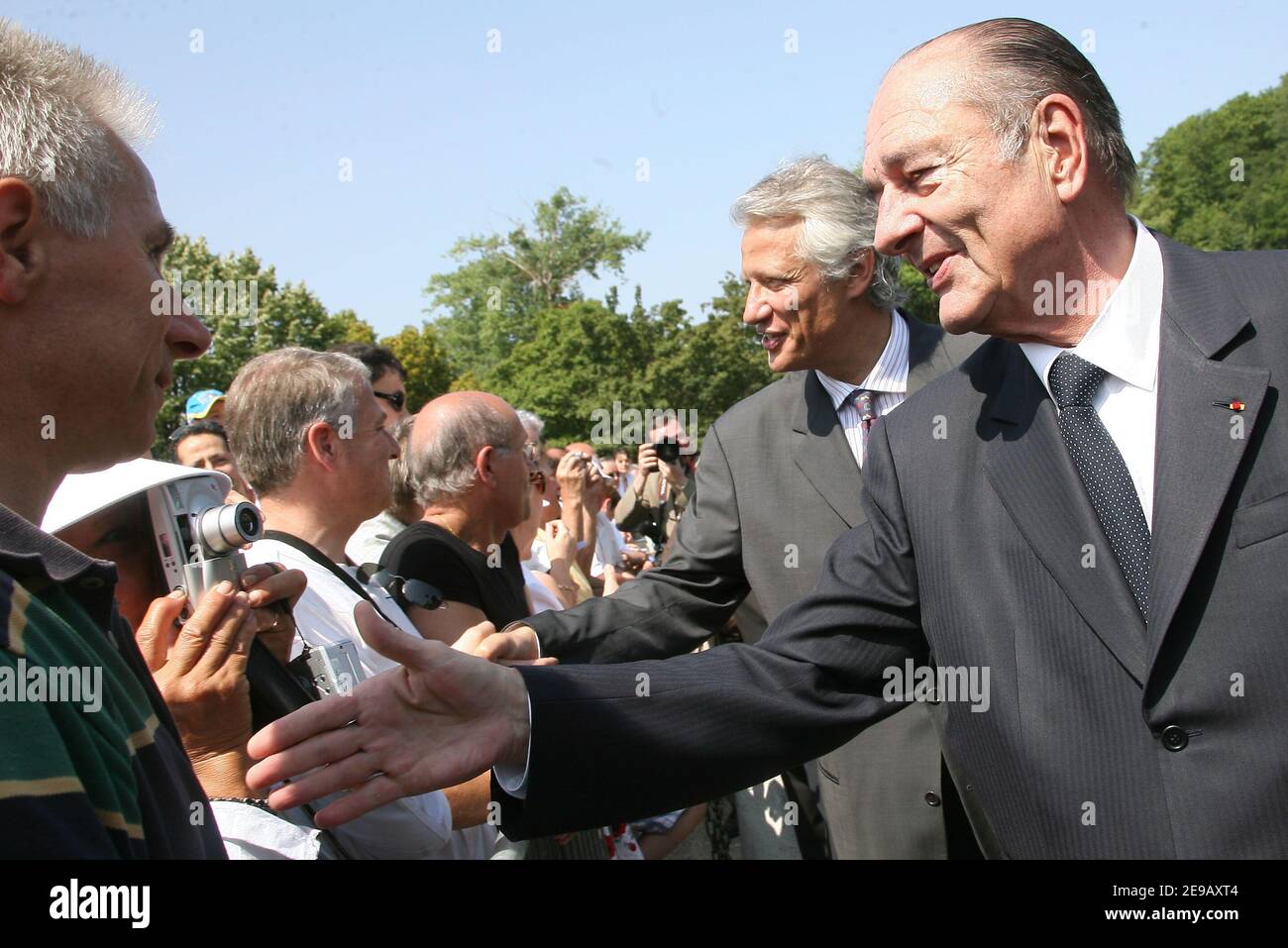 Der französische Präsident Jacques Chirac und der französische Premierminister Dominique De Villepin und der französische Verteidigungsminister Michele Alliot-Marie nehmen am 18. Juni 2006 anlässlich des 66th. Jahrestages des 18 Appells von General Charles de Gaulle an das französische Volk in Suresnes bei Paris am Mont Valerien Teil. Foto von Mehdi Taamallah/ABACAPRESS.COM Stockfoto