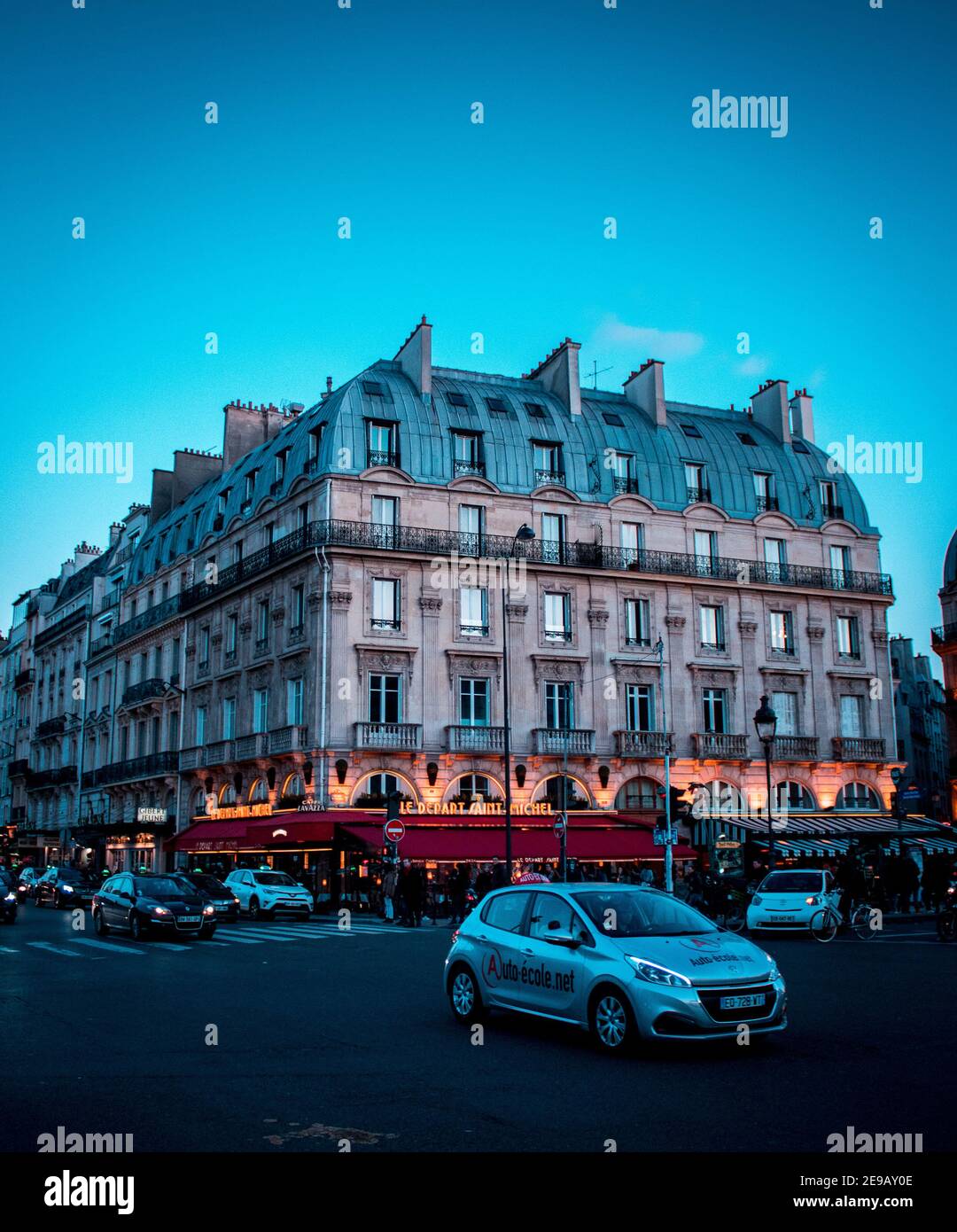 PARIS, FRANKREICH - 17. Jul 2018: Ein Löwe, der durch Paris geht, ganz Frankreich in einer Ecke. Die Saint Michel U-Bahn-Station, und ein Nationalwagen Reisen Stockfoto