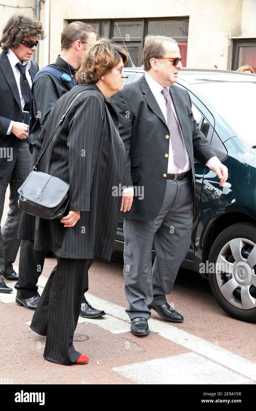 "Samantha Lemonnier nimmt am 19. Juni 2006 an der Beerdigung des Humoristen Raymond Devos in Saint-Remy-les-Chevreuse, in der Nähe von Paris, Frankreich, Teil. Präsident Jacques Chirac sagte, Devos sei "ein Zauberer der französischen Sprache, ein großer Dichter des Humors". Nach einem Schlaganfall verbrachte er mehrere Monate in einem Pariser Krankenhaus und kehrte erst vor zwei Wochen nach Hause zurück. Raymond Devos war 83 Jahre alt. Foto von Mousse-Suu/ABACAPRESS.COM' Stockfoto