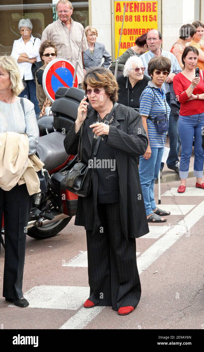 "Samantha Lemonnier nimmt am 19. Juni 2006 an der Beerdigung des Humoristen Raymond Devos in Saint-Remy-les-Chevreuse, in der Nähe von Paris, Frankreich, Teil. Devos wurde mit dem Spitznamen "der Büffel" ausgezeichnet und erhielt die Ehrenlegion Frankreichs. Präsident Jacques Chirac sagte, Devos sei "ein Zauberer der französischen Sprache, ein großer Dichter des Humors". Nach einem Schlaganfall verbrachte er mehrere Monate in einem Pariser Krankenhaus und kehrte erst vor zwei Wochen nach Hause zurück. Raymond Devos war 83 Jahre alt. Samantha Lemonnier behauptet, die letzte Freundin von Raymond Devos zu sein und attackierte ihre Familie, die ihr verweigerte, den Humoristen zu sehen, während er im Krankenhaus war. Stockfoto