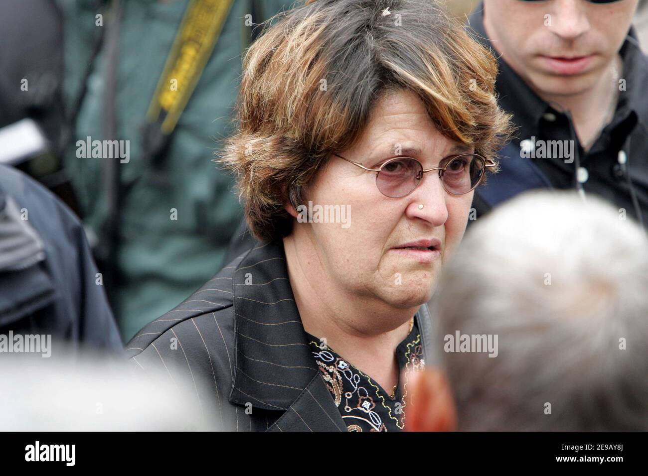 "Samantha Lemonnier nimmt am 19. Juni 2006 an der Beerdigung des Humoristen Raymond Devos in Saint-Remy-les-Chevreuse, in der Nähe von Paris, Frankreich, Teil. Präsident Jacques Chirac sagte, Devos sei "ein Zauberer der französischen Sprache, ein großer Dichter des Humors". Nach einem Schlaganfall verbrachte er mehrere Monate in einem Pariser Krankenhaus und kehrte erst vor zwei Wochen nach Hause zurück. Raymond Devos war 83 Jahre alt. Foto von Mousse-Suu/ABACAPRESS.COM' Stockfoto