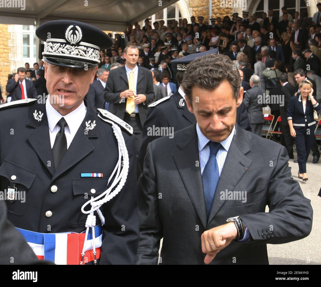 Innenminister Nicolas Sarkozy und Präfekt der Rhone-Alpes Jean-Pierre Lacroix nehmen am 20. Juni 2006 an der Taufe der 56th Polizeikapitäne-Schulklasse in Saint-Cyr-du-Mont-d'Or bei Lyon, Frankreich, Teil. Foto von Vincent Dargent/ABACAPRESS.COM Stockfoto