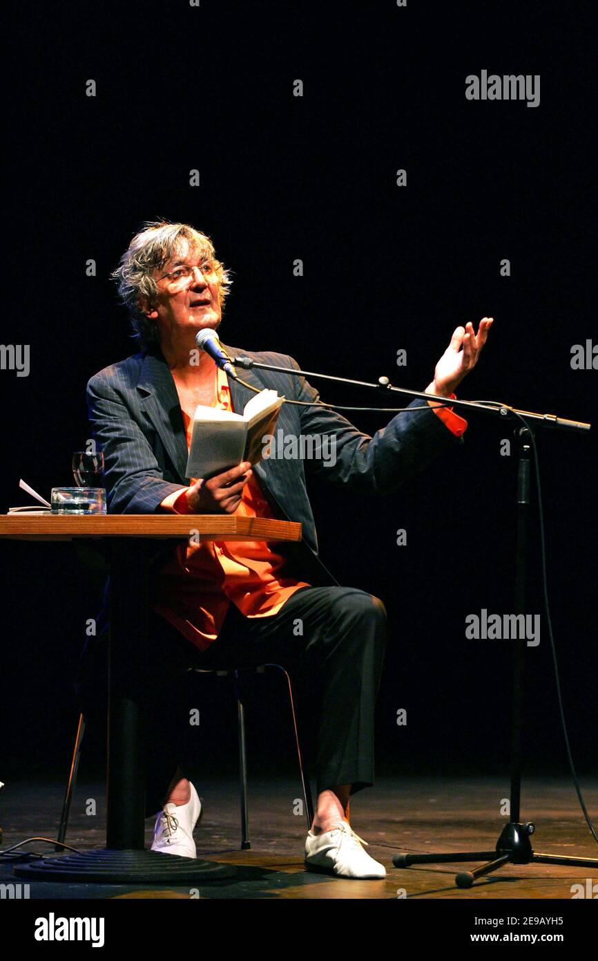 Der französische Sänger Jacques Higelin liest Kapitel von Marguerite Duras' Roman während des "Marathon des Mots 2006", der am 15. Juni 2006 in Toulouse, Frankreich, stattfand. Foto von Manuel Blondau/ABACAPRESS.COM Stockfoto