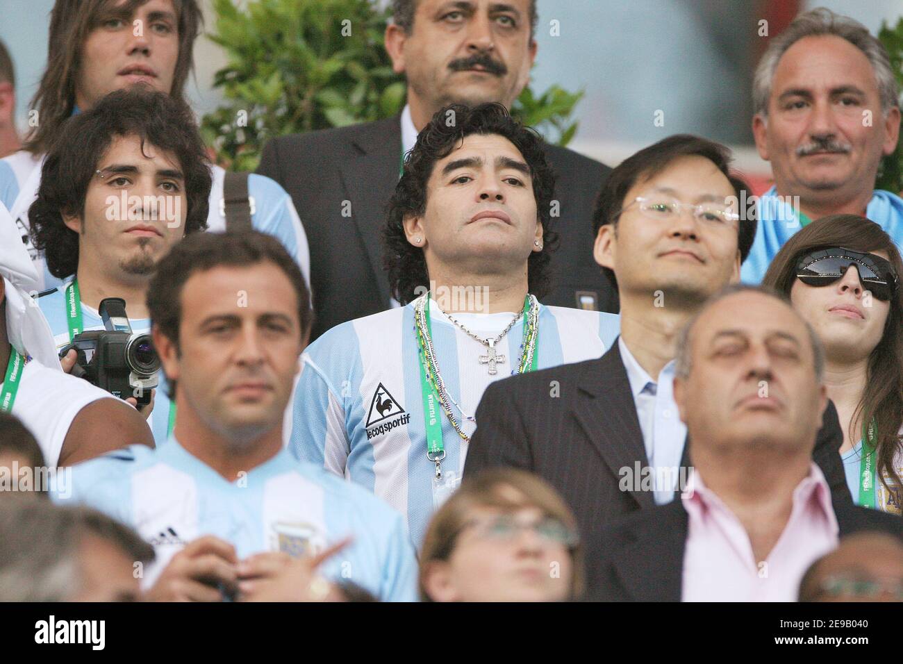 Argentiniens Fußballstar Diego Maradona unterstützt sein Team während des Spiels Argentinien - Niederlande (0-0) im Rahmen der FIFA Fußball-Weltmeisterschaft 2006 in Francfort, Deutschland am 21. Juni 2006. Foto von Hahn-Gouhier-Orban/ABACAPRESS.COM Stockfoto