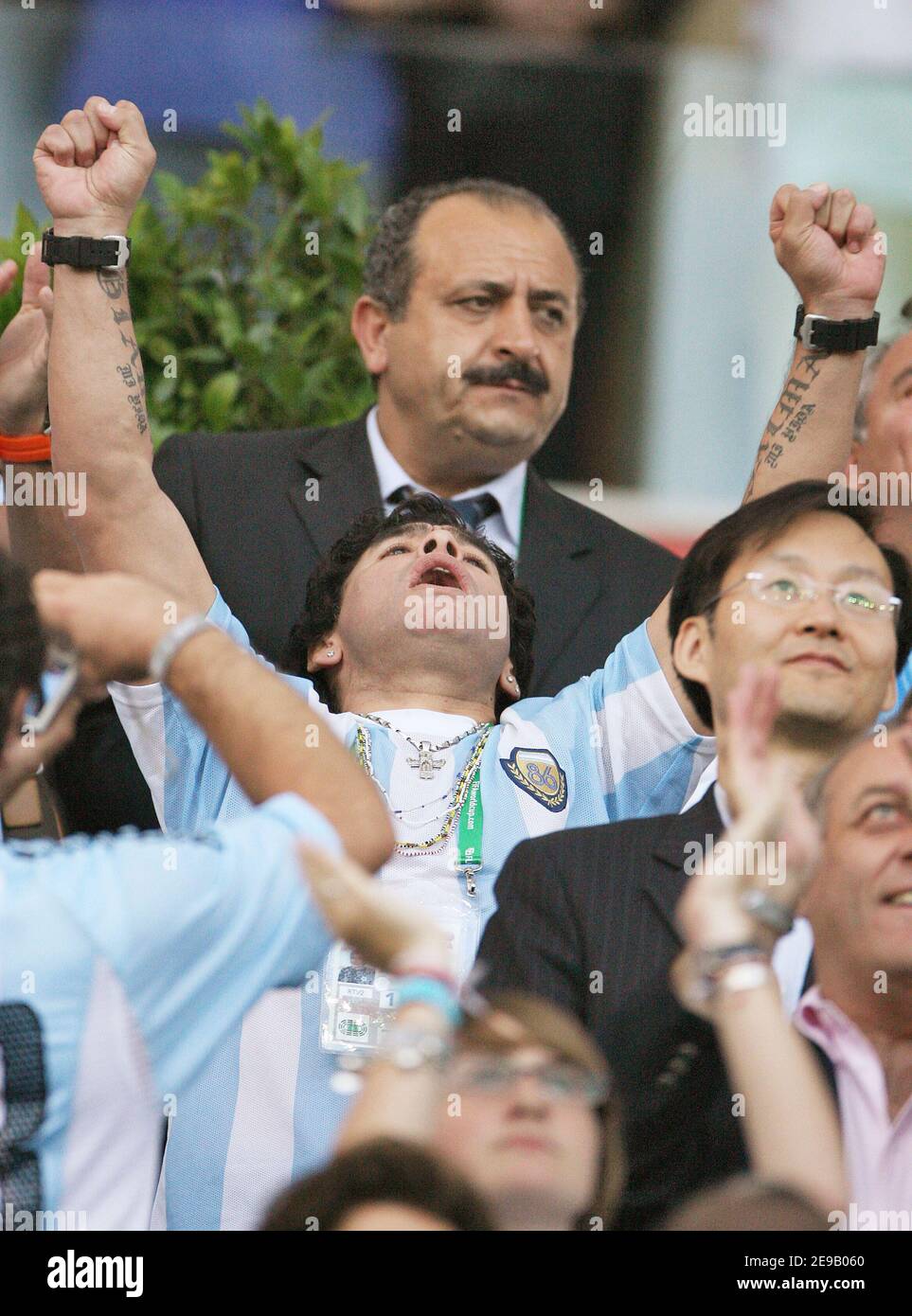 Argentiniens Fußballstar Diego Maradona unterstützt sein Team während des Spiels Argentinien - Niederlande (0-0) im Rahmen der FIFA Fußball-Weltmeisterschaft 2006 in Francfort, Deutschland am 21. Juni 2006. Foto von Hahn-Gouhier-Orban/ABACAPRESS.COM Stockfoto
