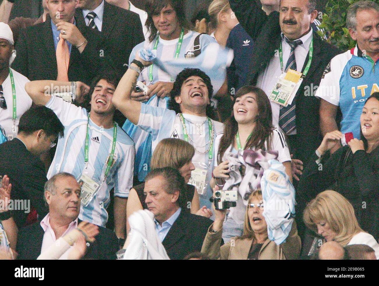 Argentiniens Fußballstar Diego Maradona unterstützt sein Team während des Spiels Argentinien - Niederlande (0-0) im Rahmen der FIFA Fußball-Weltmeisterschaft 2006 in Francfort, Deutschland am 21. Juni 2006. Foto von Hahn-Gouhier-Orban/ABACAPRESS.COM Stockfoto