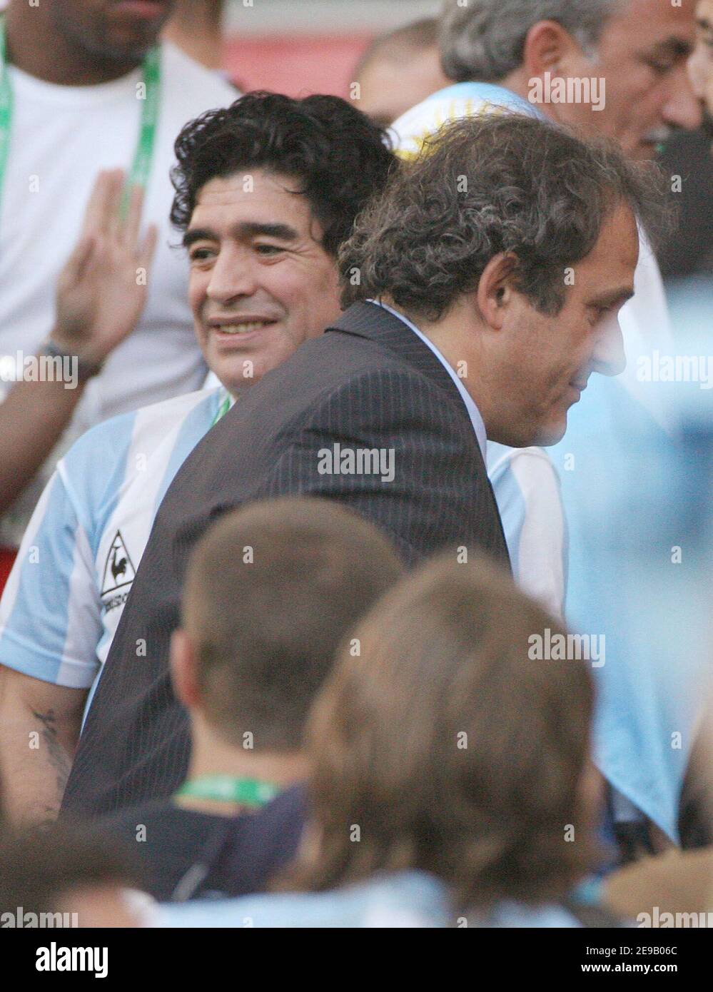 Der ehemalige argentinische Fußballstar Diego Maradona begrüßt den ehemaligen französischen Fußballstar Michel Platini während des Spiels Argentinien - Niederlande (0-0) im Rahmen der FIFA Fußball-Weltmeisterschaft 2006 in Francfort, Deutschland am 21. Juni 2006. Foto von Hahn-Gouhier-Orban/ABACAPRESS.COM Stockfoto