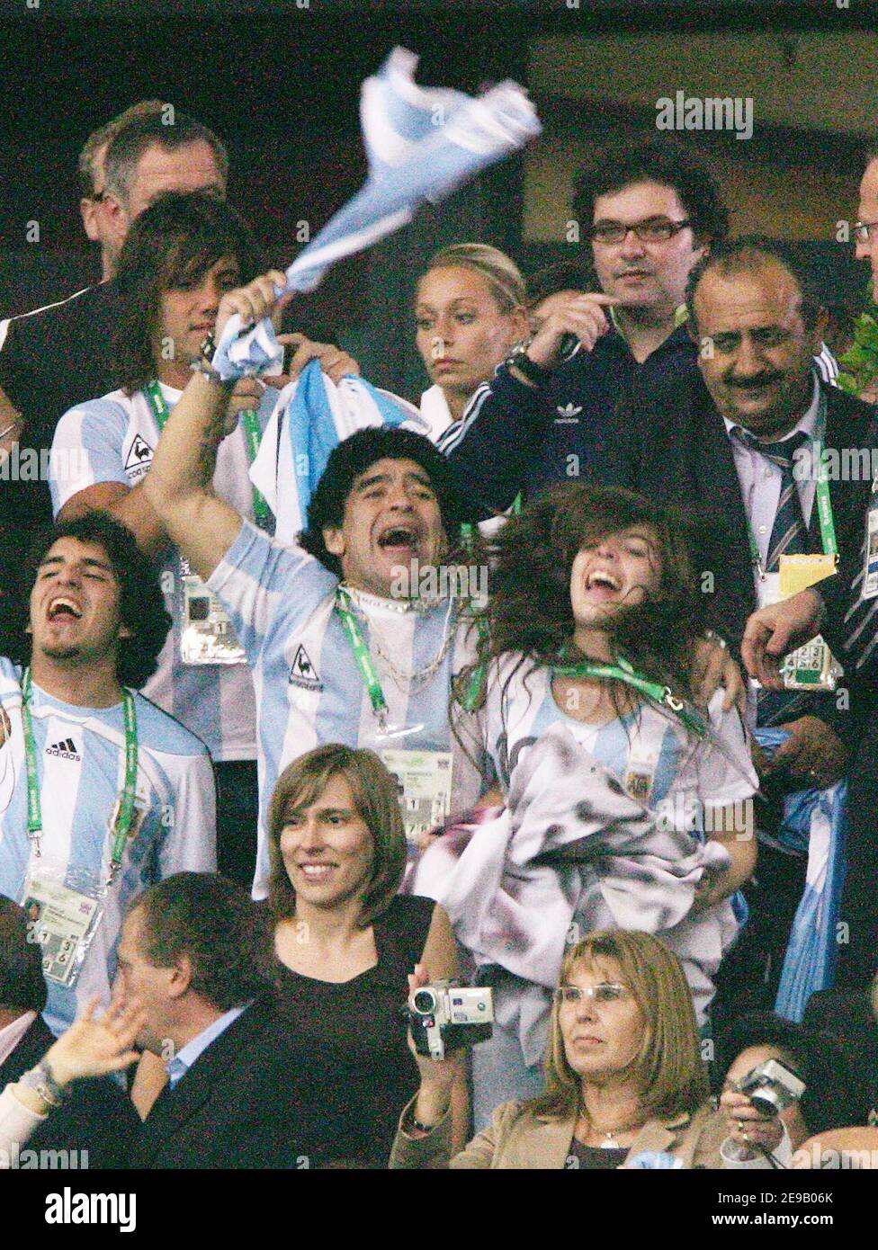 Argentiniens Fußballstar Diego Maradona unterstützt sein Team während des Spiels Argentinien - Niederlande (0-0) im Rahmen der FIFA Fußball-Weltmeisterschaft 2006 in Francfort, Deutschland am 21. Juni 2006. Foto von Hahn-Gouhier-Orban/ABACAPRESS.COM Stockfoto