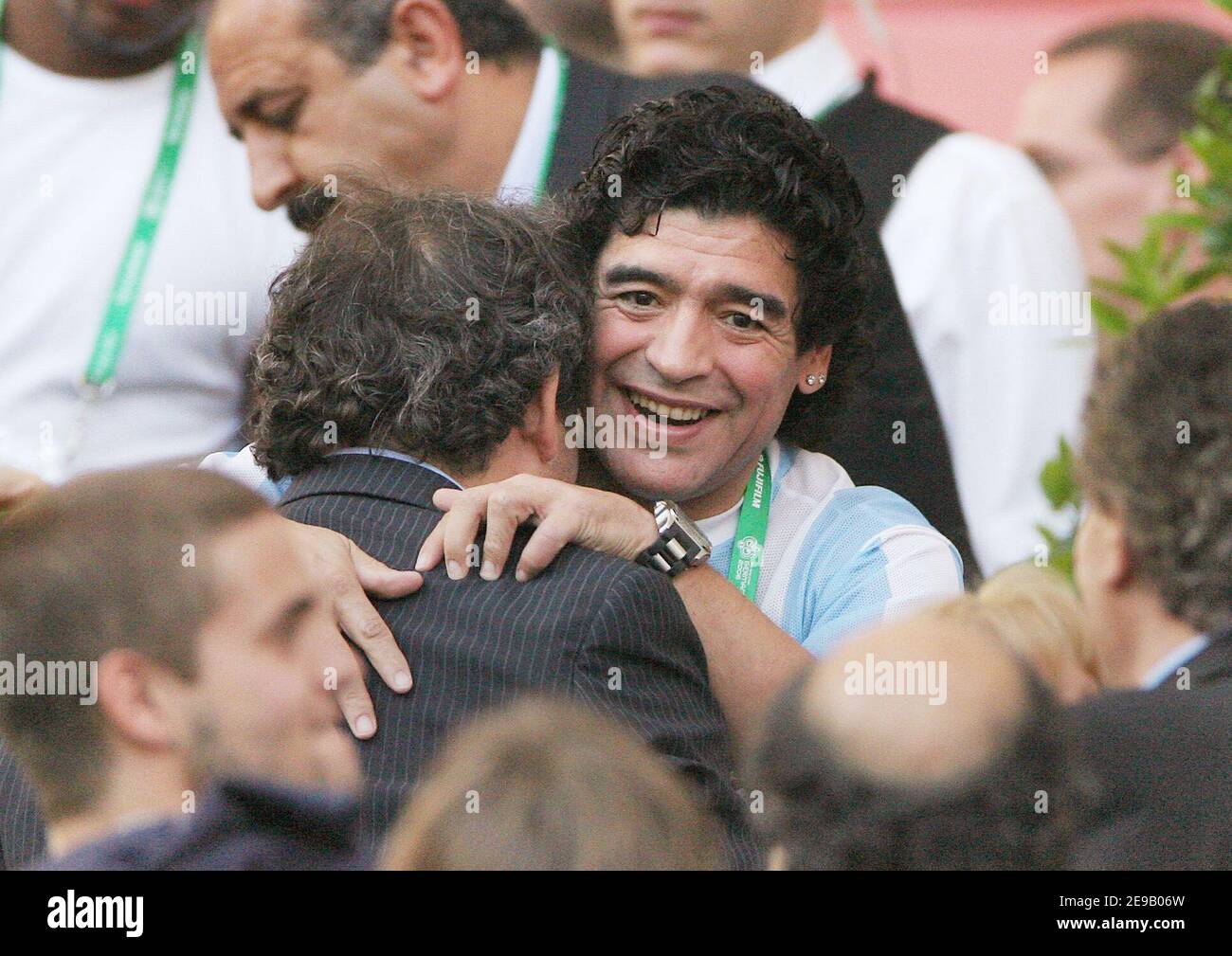 Der ehemalige argentinische Fußballstar Diego Maradona begrüßt den ehemaligen französischen Fußballstar Michel Platini während des Spiels Argentinien - Niederlande (0-0) im Rahmen der FIFA Fußball-Weltmeisterschaft 2006 in Francfort, Deutschland am 21. Juni 2006. Foto von Hahn-Gouhier-Orban/ABACAPRESS.COM Stockfoto