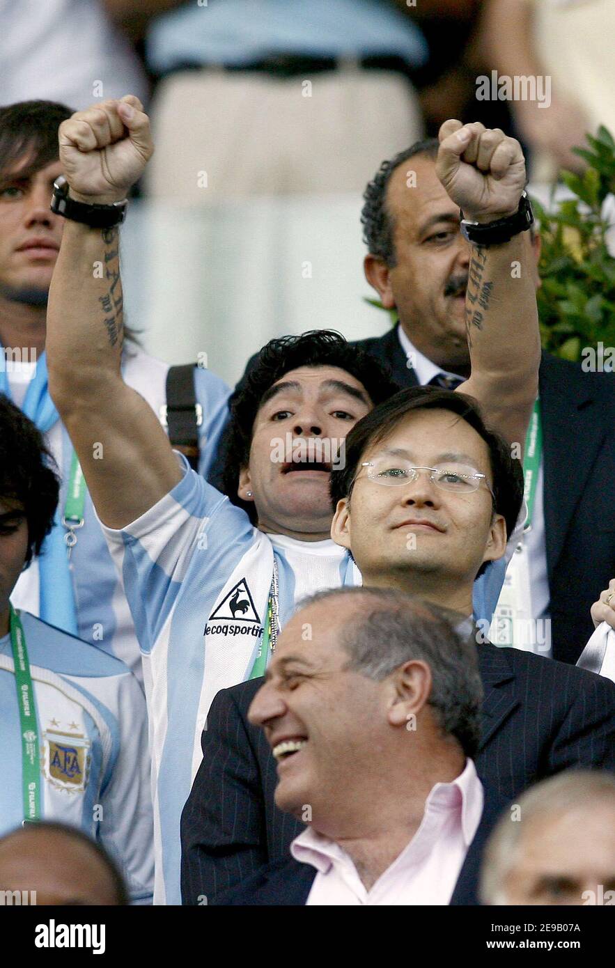 Die argentinische Fußballlegende Diego Maradona beobachtet am 21. Juni 2006 die Weltmeisterschaft 2006, Gruppe C, Niederlande gegen Argentinien im Commerzbank-Arena Stadion in Frankfurt. Das Spiel endete in 0-0 Unentschieden. Foto von Christian Liewig/Cameleon/ABACAPRESS.COM Stockfoto