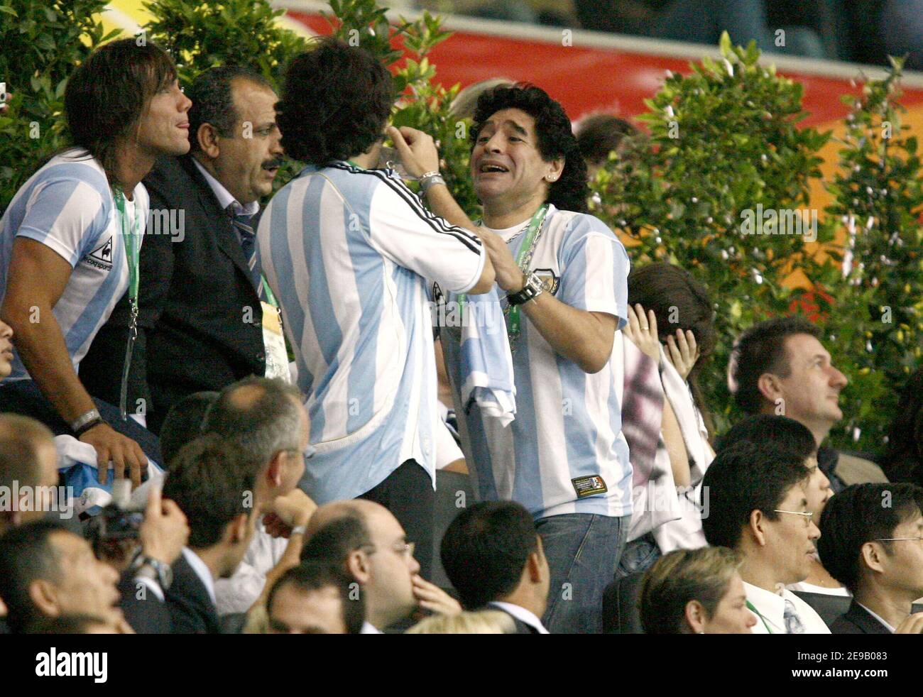 Die argentinische Fußballlegende Diego Maradona beobachtet am 21. Juni 2006 die Weltmeisterschaft 2006, Gruppe C, Niederlande gegen Argentinien im Commerzbank-Arena Stadion in Frankfurt. Das Spiel endete in 0-0 Unentschieden. Foto von Christian Liewig/Cameleon/ABACAPRESS.COM Stockfoto