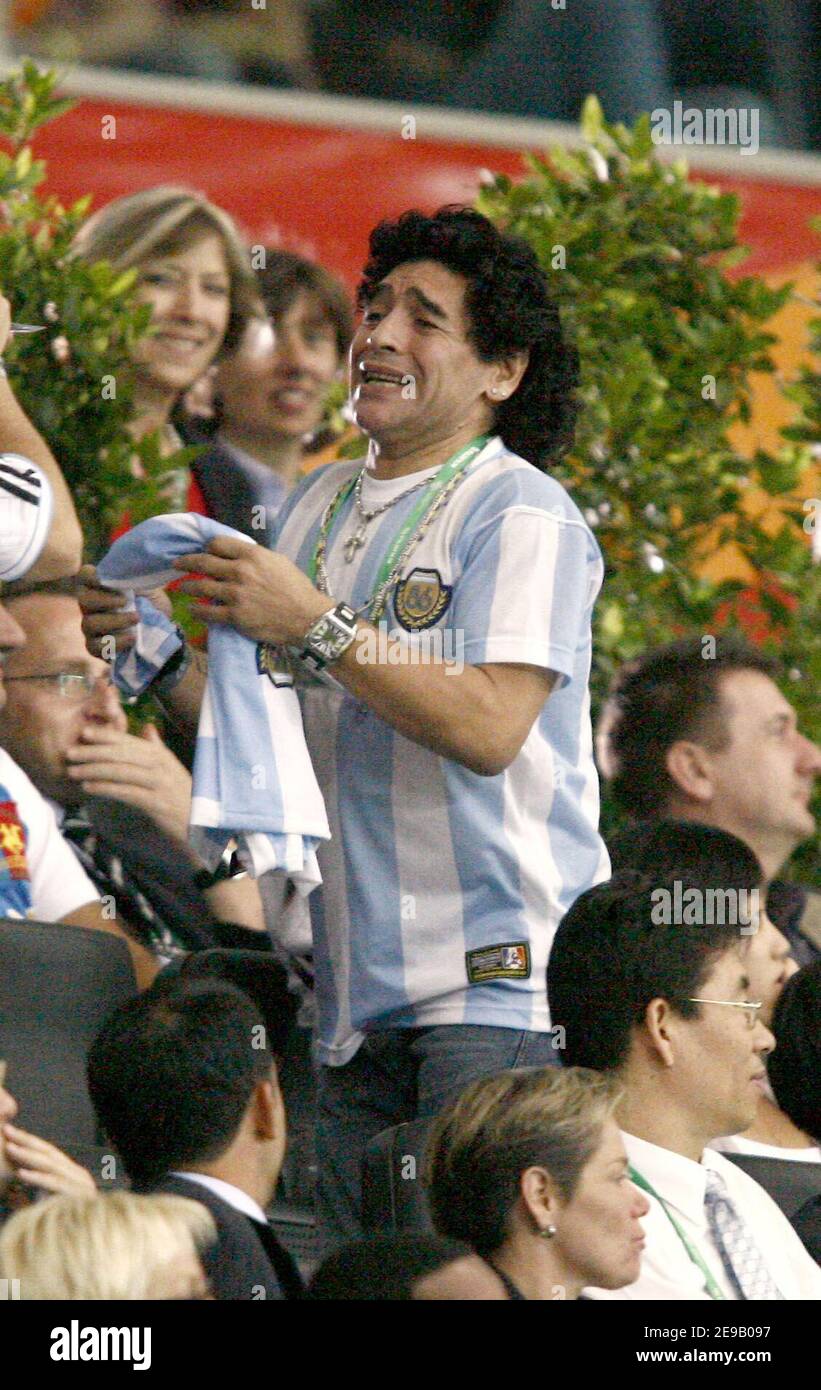 Die argentinische Fußballlegende Diego Maradona beobachtet am 21. Juni 2006 die Weltmeisterschaft 2006, Gruppe C, Niederlande gegen Argentinien im Commerzbank-Arena Stadion in Frankfurt. Das Spiel endete in 0-0 Unentschieden. Foto von Christian Liewig/Cameleon/ABACAPRESS.COM Stockfoto