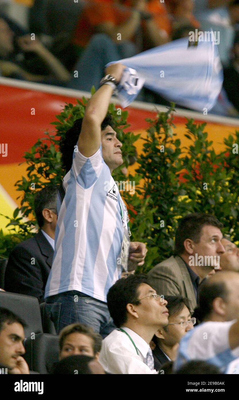 Die argentinische Fußballlegende Diego Maradona beobachtet am 21. Juni 2006 die Weltmeisterschaft 2006, Gruppe C, Niederlande gegen Argentinien im Commerzbank-Arena Stadion in Frankfurt. Das Spiel endete in 0-0 Unentschieden. Foto von Christian Liewig/Cameleon/ABACAPRESS.COM Stockfoto