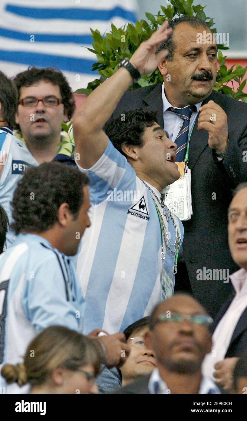 Die argentinische Fußballlegende Diego Maradona beobachtet am 21. Juni 2006 die Weltmeisterschaft 2006, Gruppe C, Niederlande gegen Argentinien im Commerzbank-Arena Stadion in Frankfurt. Das Spiel endete in 0-0 Unentschieden. Foto von Christian Liewig/Cameleon/ABACAPRESS.COM Stockfoto