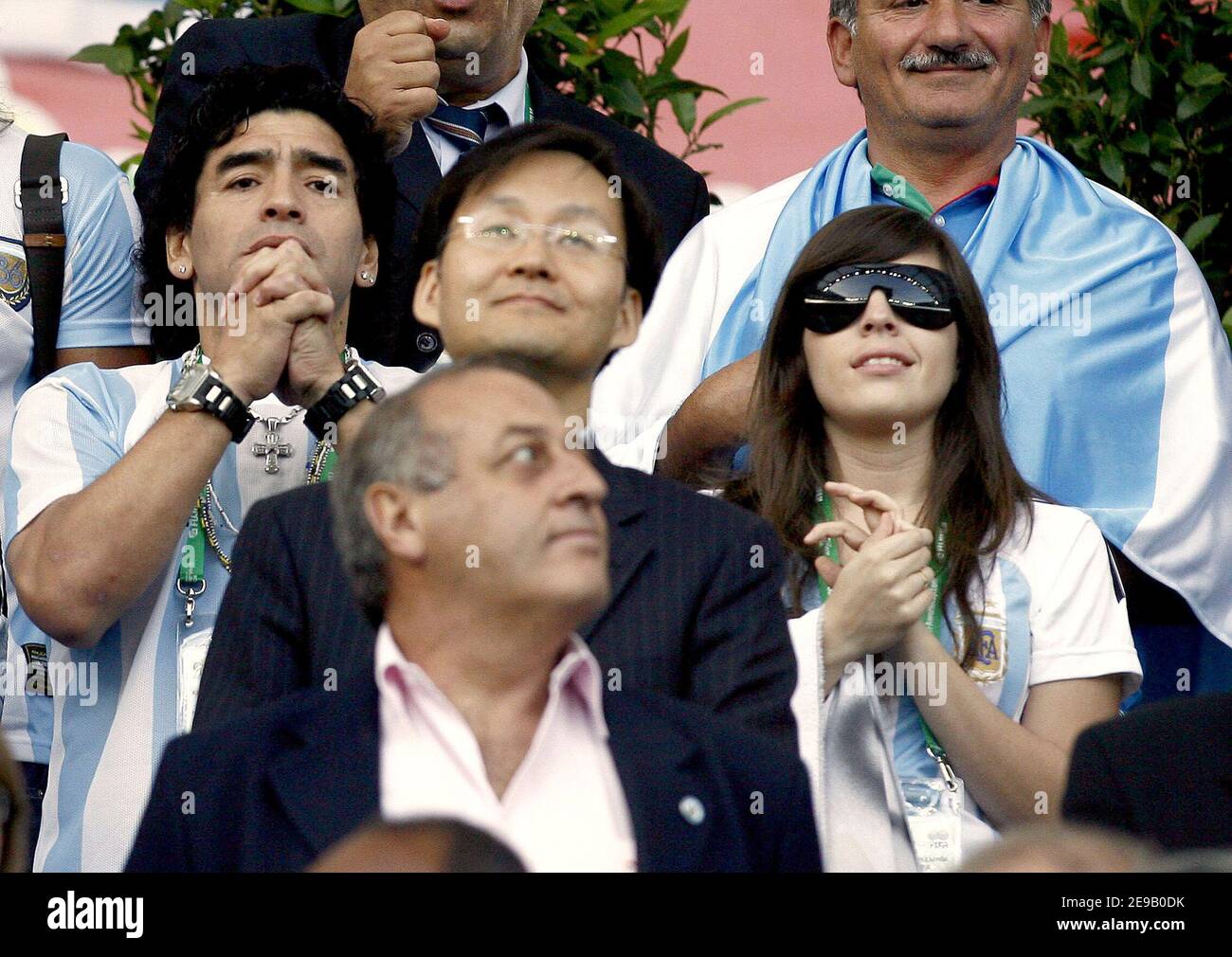 Die argentinische Fußballlegende Diego Maradona und seine Tochter Giannina schauen sich am 21. Juni 2006 im Commerzbank-Arena Stadion in Frankfurt die WM 2006, Gruppe C, Niederlande gegen Argentinien an. Das Spiel endete in 0-0 Unentschieden. Foto von Christian Liewig/Cameleon/ABACAPRESS.COM Stockfoto