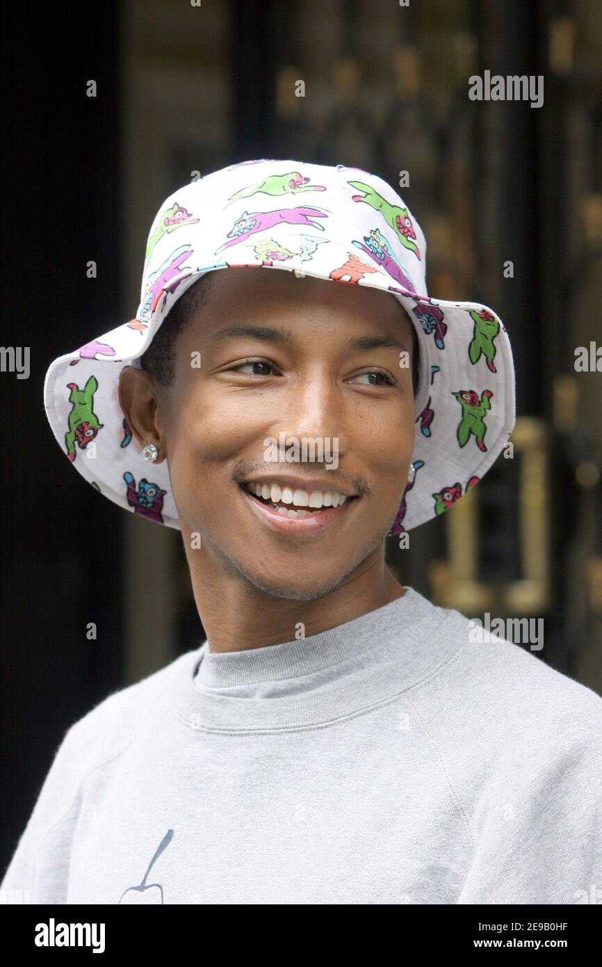 US-Rapper und Musikproduzent Pharrell Williams posiert für die wartenden Fotografen vor dem Hotel George V in Paris, Frankreich am 22. Juni 2006. Foto von ABACAPRESS.COM Stockfoto