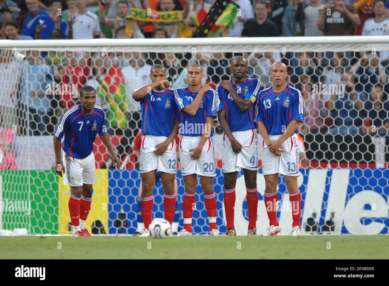 (L-R) die Franzosen Florent Malouda, Thierry Henry, David Trezeguet, Patrick Vieira und Mikael Silvestre machen während der FIFA-Weltmeisterschaft G 2006, Frankreich gegen Togo, am 23. Juni 2006 in Köln eine Mauer. Frankreich gewann 2-0. Foto von Gouhier-Hahn-Orban/Cameleon/ABACAPRESS.COM Stockfoto