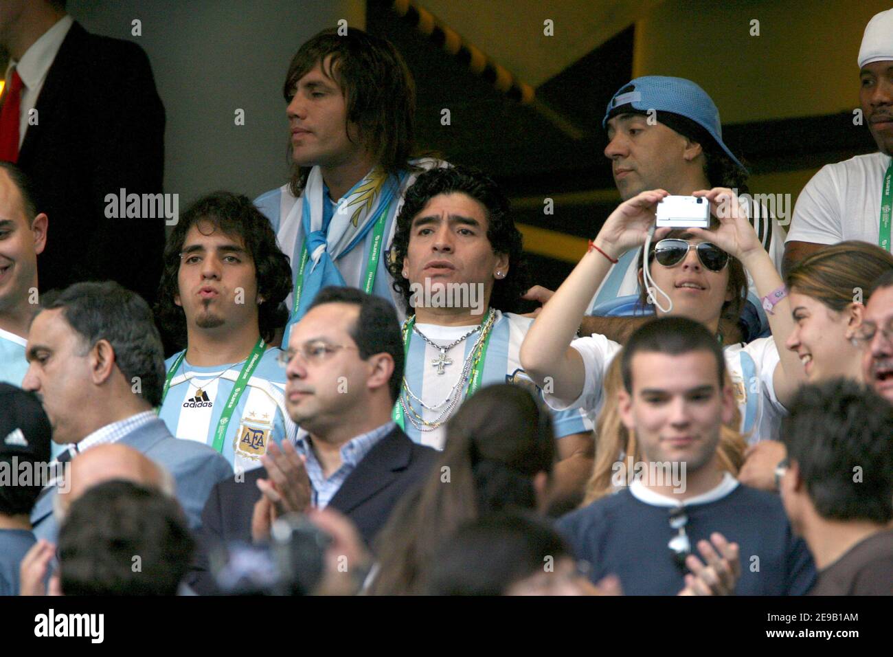Argentiniens Fußball-Legende Diego Maradona und seine Tochter Giannina feiern in den Tribünen, nachdem Agentina das Spiel während der WM 2006 gewonnen hat, zweite Runde, Argentinien gegen Mexiko im Zentralstadion in Leipzig, Deutschland am 24. Juni 2006. Argentinien gewann 2-1. Foto von Gouhier-Hahn-Orban/Cameleon/ABACAPRESS.COM Stockfoto