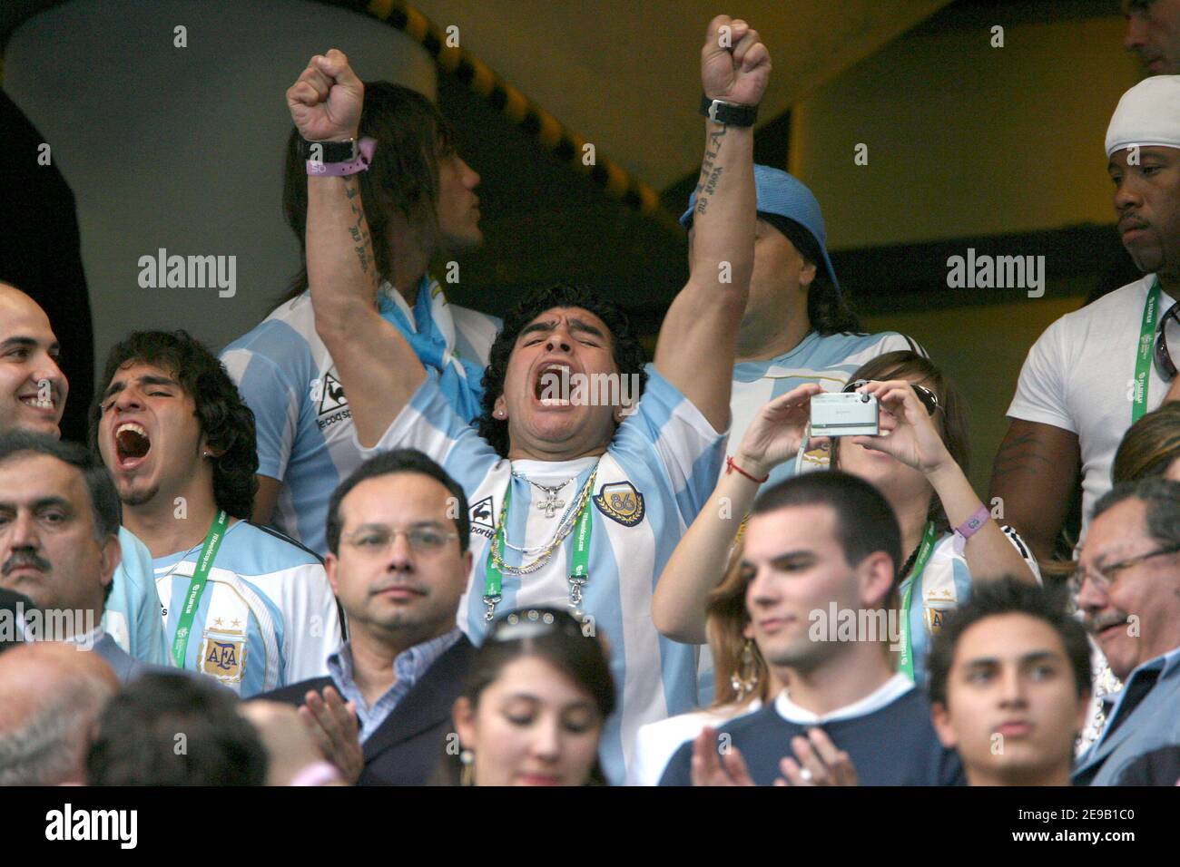 Argentiniens Fußball-Legende Diego Maradona und seine Tochter Giannina feiern in den Tribünen, nachdem Agentina das Spiel während der WM 2006 gewonnen hat, zweite Runde, Argentinien gegen Mexiko im Zentralstadion in Leipzig, Deutschland am 24. Juni 2006. Argentinien gewann 2-1. Foto von Gouhier-Hahn-Orban/Cameleon/ABACAPRESS.COM Stockfoto