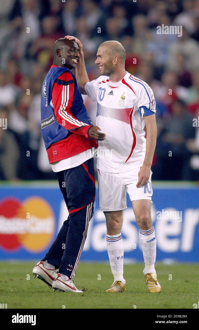 Die Franzosen Alou Diarra und Zinedine Zidane während der WM 2006, zweite Runde, Frankreich gegen Spanien im AWD-Arena-Stadion in Hannover, Deutschland am 27. Juni 2006. Frankreich gewann 3-1. Foto von Gouhier-Hahn-Orban/Cameleon/ABACAPRESS.COM Stockfoto