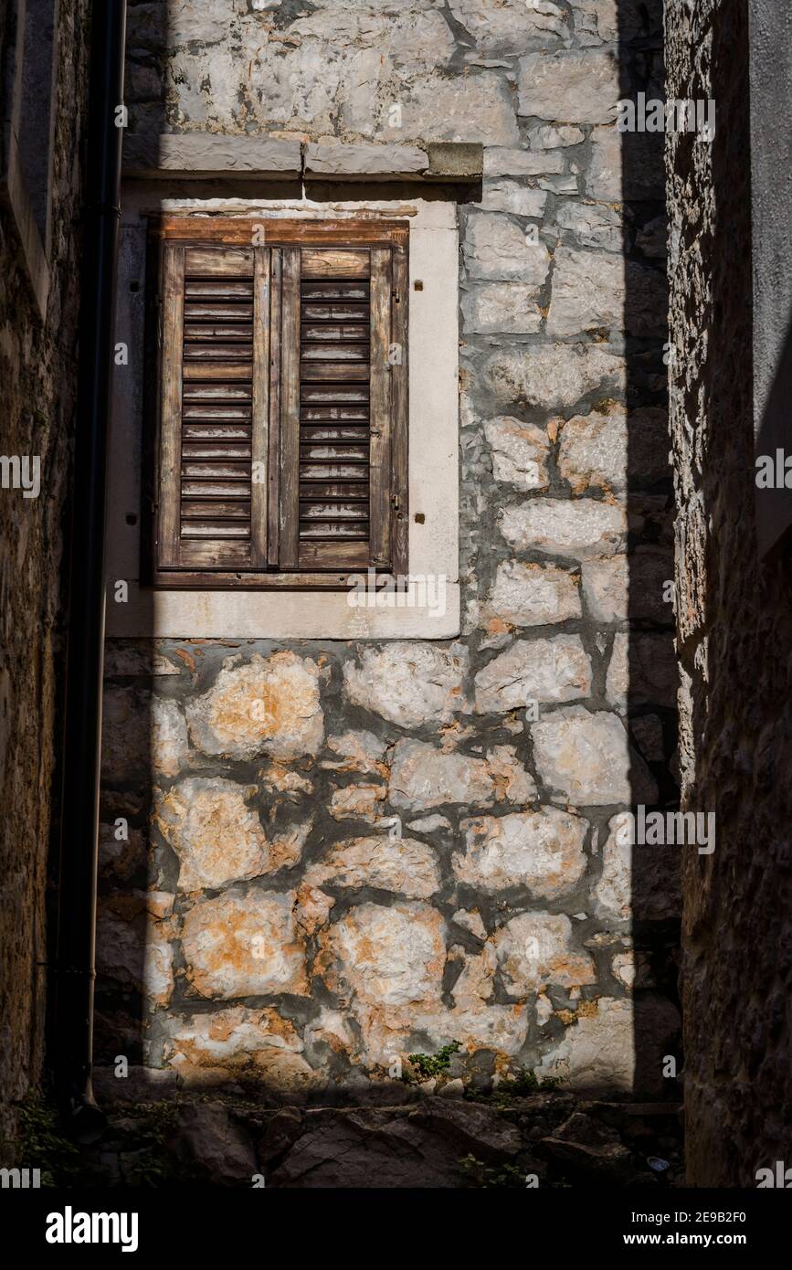 Steinhaus mit braunen Fensterläden Stockfoto