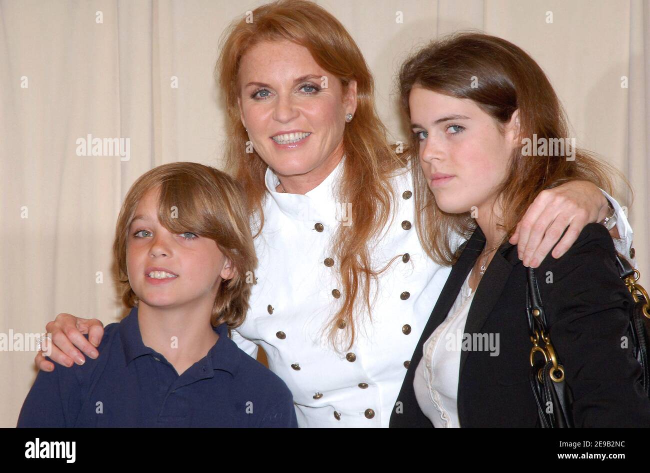 Sarah Ferguson, die Herzogin von York, posiert mit ihrer Tochter Prinzessin Eugenie während ihres neuen Buchsignierens "Little Red's Summer Adventure", das am 27. Juni 2006 bei Barnes & Noble in New York City, New York, USA, stattfand. Foto von Gregorio Binuya/ABACAPRESS.COM Stockfoto
