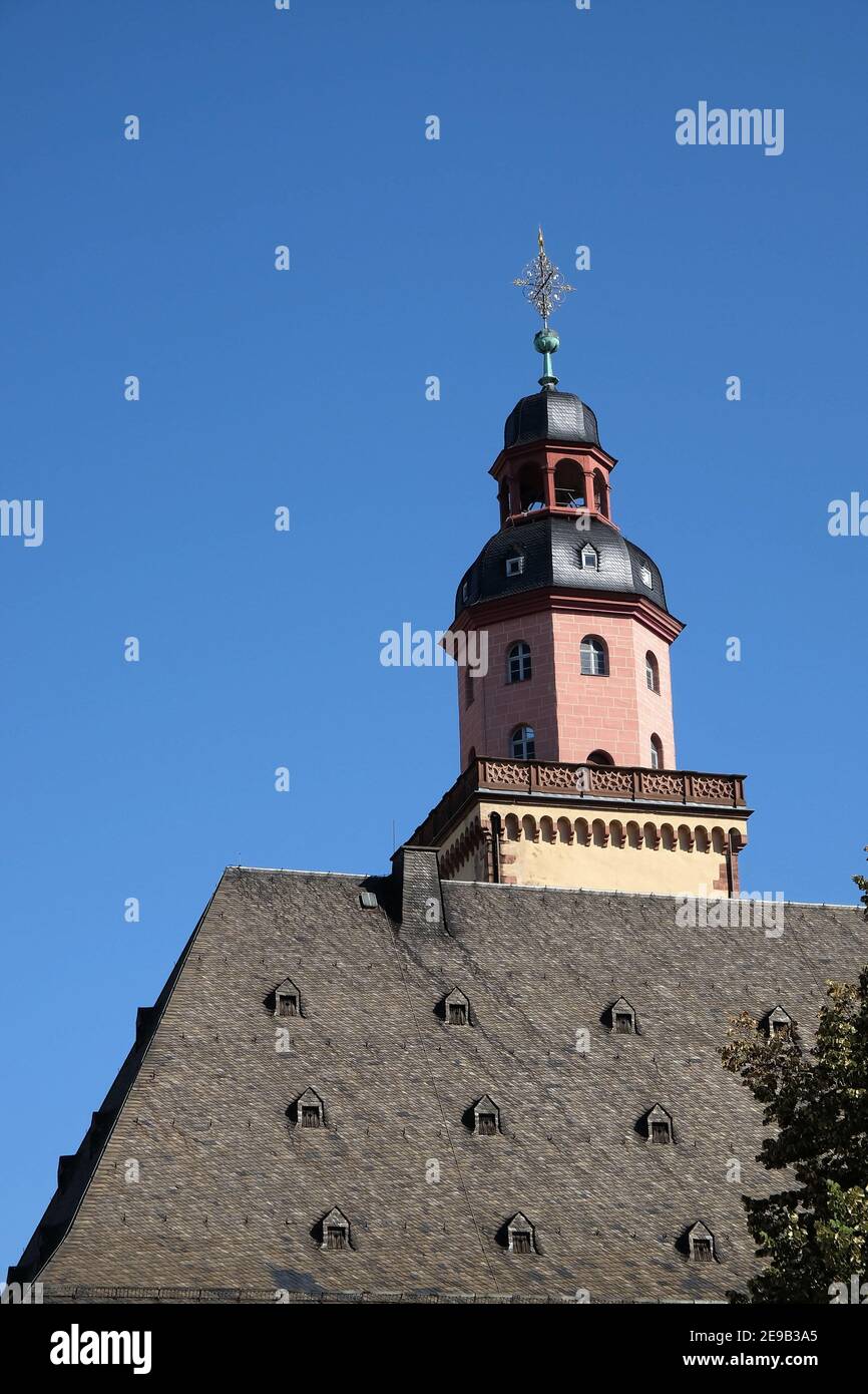 Blick auf die berühmte Katharinenkirche von Frankfurt, Deutschland vor blauem Himmel Hintergrund Stockfoto