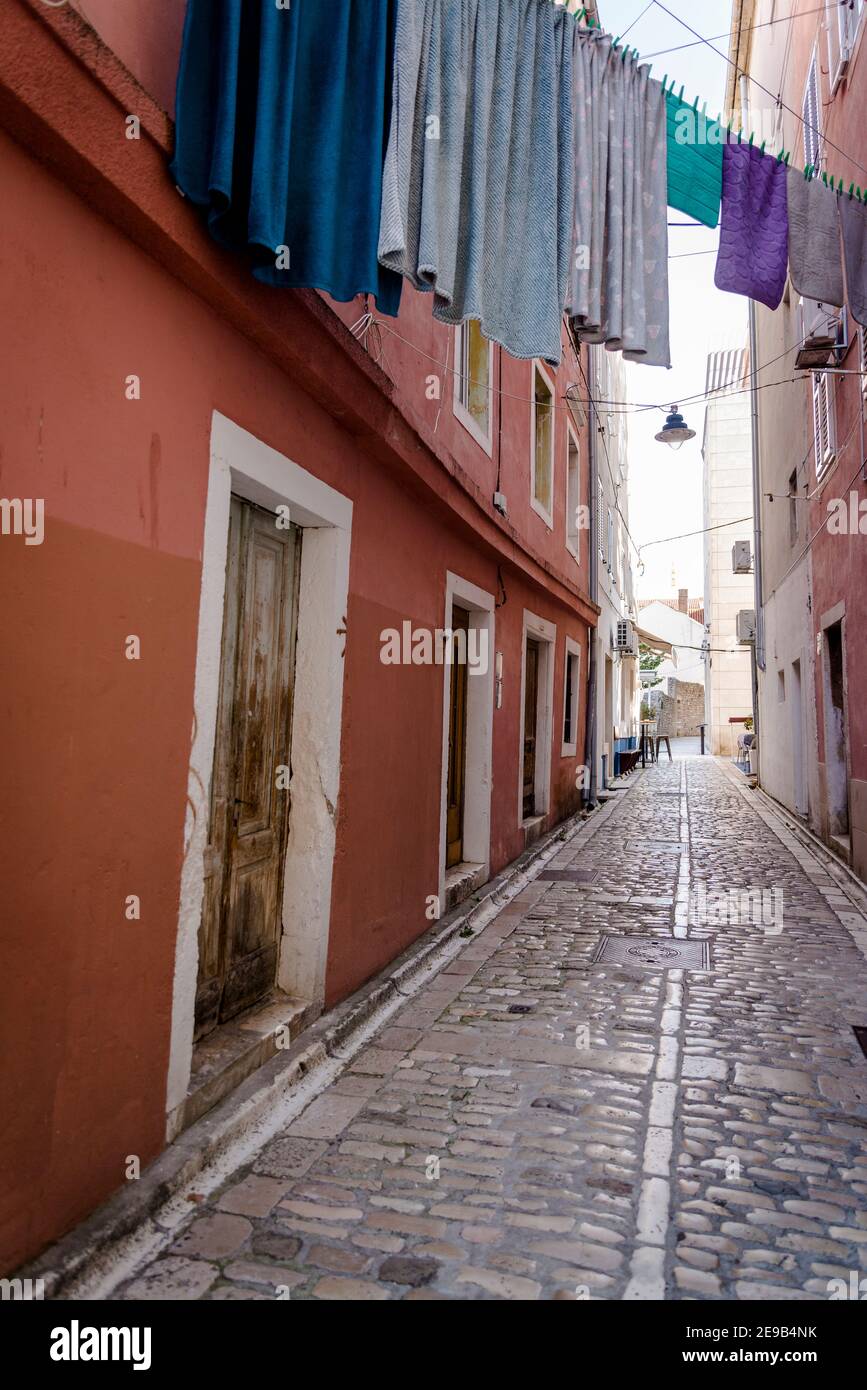 Waschen Trocknen auf der Linie zwischen zwei Gebäuden, Zadar, Dalmatien, Kroatien Stockfoto