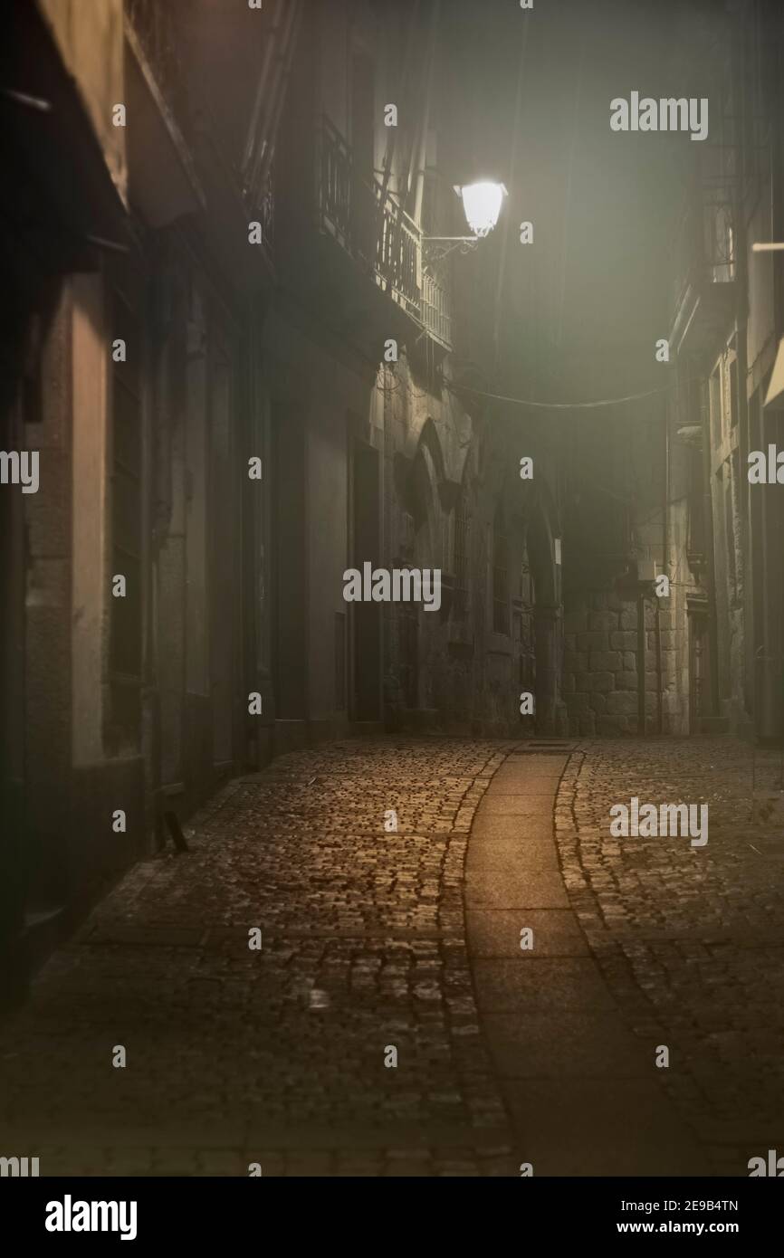 Leere Strasse Bei Nacht Nebel Stockfotos Und Bilder Kaufen Alamy