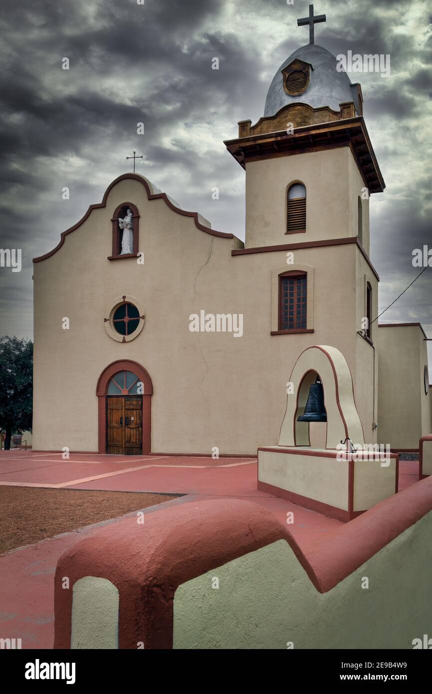 Ein bewölktes Wetter in der 1682 erbauten Ysleta Mission in El Paso, Texas Stockfoto