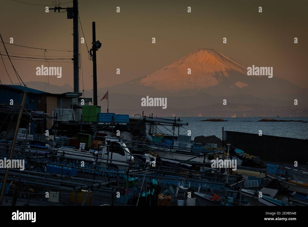 Ein Januar-Sonnenaufgang vom Fuji aus einer Marina an der Sagami Bay in Japan. Stockfoto